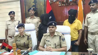 प्रेस वार्ता में पूरे मामले की जानकारी देते एसपी शैलेंद्र सिंह, साथ में डीएसपी साइबर ईशानी सिन्हा। जागरण