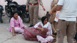 फिरोजाबाद में महिला की मौत के बाद विलाप करते परिजन।