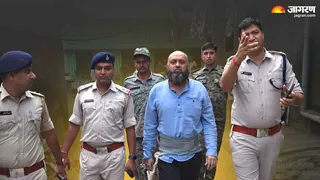 वासेपुर में गैंगस्टर प्रिंस खान के भाई बंटी खान का परेड कराती धनबाद पुलिस। (फोटोः मो. शाहिद)