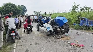 सड़क पर पड़ा क्षतिग्रस्त ट्रैक्टर