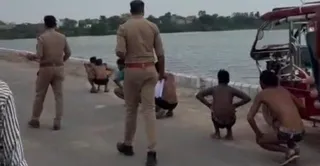 रील बना रहे युवाओं को कच्छे में मुर्गा चाल चलवाते पुलिसकर्मी। वीडियो ग्रैब