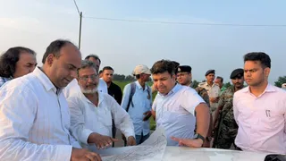 जमीन के नक्शे का अवलोकन करते डीएम दीपक कुमार मिश्र। जागरण