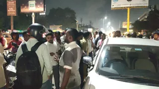 हथियारबंद बदमाशों ने व्यस्त सड़क पर वारदात को अंजाम दिया और युवक को अपनी गाड़ी में जबरन बैठाकर फरार हो गए।