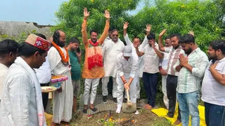 कालेश्वर धाम केली पर पक्षियों का रैन बसेरा का सिलनश करते महंत दिलीप दास।