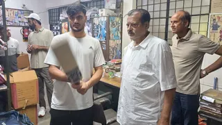 बीडीएम में बल्ला और अन्य क्रिकेट उपकरण लेने पहुंचे अफगानिस्तान क्रिकेट टीम में बल्लेबाज और विकेटकीपर नूर अहमद।