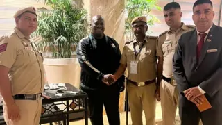 दिल्ली पुलिस ने त्वरित कार्रवाई करते हुए यूएस करेंसी से भरा बैग सुरक्षित खोज निकाला। ANI