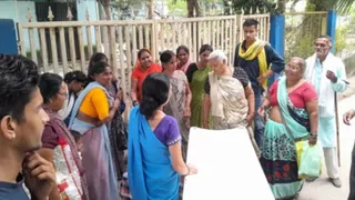 अस्पताल गेट से चंद कदम दूर महिला का प्रसव हो गया। (फोटो- जागरण)