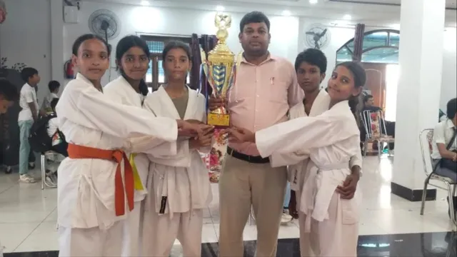 कराटे प्रतियोगिता में 57 मेडल के साथ जीबी इंटरनेशनल स्कूल बना जिला चैंपियन, गाजीपुर की श्रीजा बरनवाल ने जीता गोल्ड
