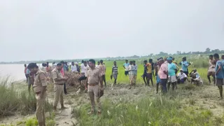 घाघरा नदी में नहाते समय तीन किशोरियां बहीं।