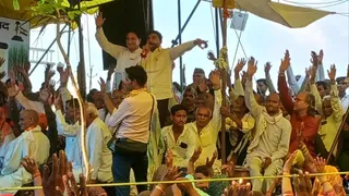 छाता चीनी मिल के सामने धरना-प्रदर्शन को संबोधित करते सूबेदार ललित चौधरी एवं मंच पर बैठे पूर्व सैनिक एवं किसान। जागरण