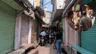 चोरी के बाद बंद बाजार, इंसेट में मौके पर पहुंची पुलिस। जागरण