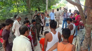 घटनास्थल पर मौजूद लोग।