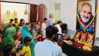 बाबा नीब करौरी की जन्मस्थली में सोमवार शाम आरती में उपस्थित श्रद्धालु।