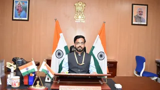 प्रेम शंकर झा, आईआरएस।