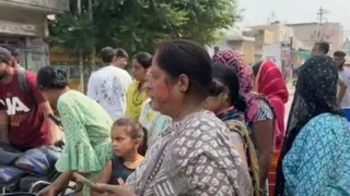 सड़क पर प्रदर्शन करती हुई महिलाएं।