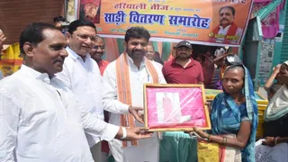 काशी में मंत्री दयाशंकर मिश्र ने तीज पर गरीब महिलाओं को बांटी साड़ियाँ।