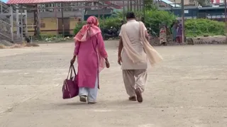 पीड़िता को एक महीने तक गुजरात में बंधक बनाकर यौन शोषण करने और चक्रधरपुर लौटने पर भी दुष्कर्म करने का आरोप है, जिस पर पॉक्सो एक्ट के तहत मामला दर्ज हुआ।