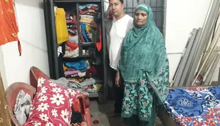 चोरों ने अधिवक्ता के घर से लगभग 16 लाख रुपये मूल्य के सोने-चांदी के जेवरात और 95 हजार रुपये नकद पर हाथ साफ कर दिया।