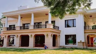 आप के राष्ट्रीय संयोजक अरविंद केजरीवाल के 6- फ्लैग स्टाफ रोड स्थित पूर्व बंगले को लेकर विवाद चल रहा है।