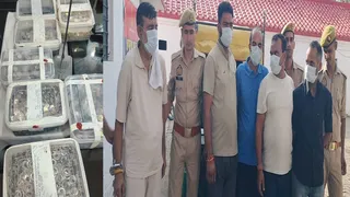आरोपितों से बरामद अधबने सिक्के व आरोपित पुलिस गिरफ्त में। जागरण