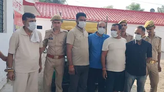 पुलिस गिरफ्त में आरोपित।