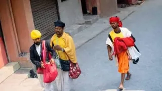 बातचीत के दौरान एक ठग ने जमीन से मिट्टी उठाकर कागज की पुड़िया बनाई और पूजा देवी को थमा दी और दूसरे ठग ने हाथ की सफाई दिखाते हुए उनके गले से सोने का मंगलसूत्र उड़ा दिया।(साधु की प्रतीकात्मक तस्वीर।)