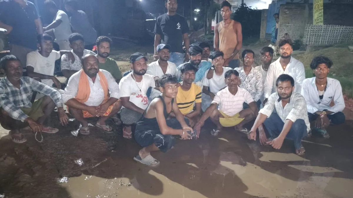 unique protest against waterlogging and bad road sheohar 1