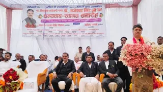 बार एसोसिएशन द्वारा आयोजित कार्यक्रम में संबोधित करते विधायक डॉक्टर राजेश्वर सिंह।