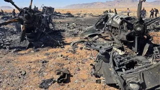 दुर्घटनाग्रस्त अमेरिकी F-15 फाइटर प्लेन का मलबा(फोटो: रॉयटर्स)