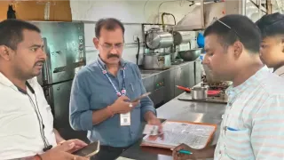 पेंट्री कार की जांच करते एसीएम प्रदीप कुमार व वाणिज्य विभाग की टीम। फोटो जागरण