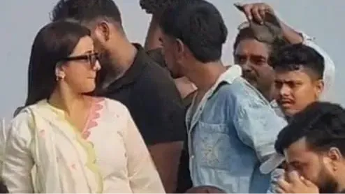 भोजपुर में बाढ़ पीड़ितों से मिलने पहुंची अक्षरा सिंह, जवइनिया बांध पर राहत वितरण के दौरान दो गुटों में मारपीट
