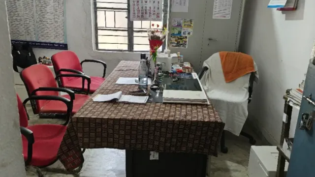 रफीगंज पशु अस्पताल में 3 घंटे तक डॉक्टर का इंतजार करते रहे पशुपालक, बाद में कर्मचारी ने थमाई दवा
