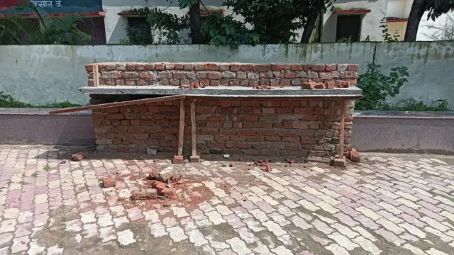 रक्सौल रेलवे स्टेशन पर पानी के लिए हाहाकार, A-ग्रेड स्टेशन पर एक-एक बूंद पानी को तरस रहे यात्री
