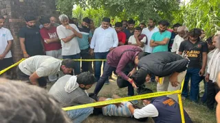 हत्या के बाद घटनास्थल पर जांच करती फोरेंसिक टीम व साथ में खड़े ग्रामीण। सौ. ग्रामीण