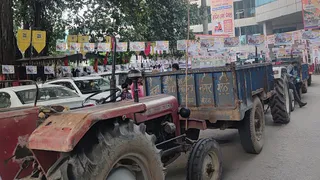 मुआवजा न मिलने के विरोध में ट्रैक्टर लेकर एमडीए पहुंचे किसान। जागरण