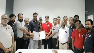 प्रबंधन और यूनियन में दस्तावेज का आदान-प्रदान।