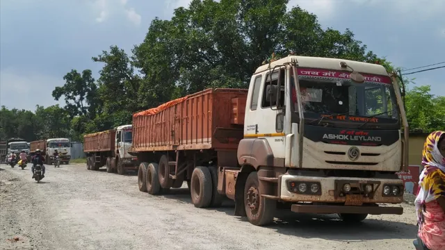 चांडिल-कांड्रा सड़क पर प्रतिबंध के बावजूद भारी वाहनों का बेखौफ परिचालन, गुस्साए ग्रामीणों ने रोका रास्ता
