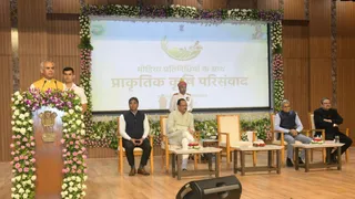 राज्यपाल आचार्य देवव्रत प्राक्रतिक कृषि परिसंवाद को संबोधित किया। (फोटो साभार- सूचना विभाग गुजरात)