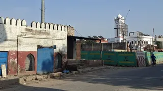 कलक्ट्रेट के पास की जमीन, इसे सरकारी होने का दावा है।
