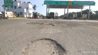 Bhagalpur Bypass Road Condition: सालाना ₹48 लाख खर्च के बाद भी गड्ढों में तब्दील भागलपुर बाइपास! टोल प्लाजा के पास सड़क खस्ताहाल, हादसों का डर