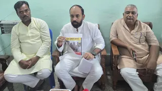 मीडिया से मुखातिब चनपटिया विधायक अभिषेक रंजन व अन्य ।