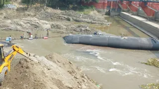 भाखड़ा डैम पर तटबंध बनाती जेसीबी। जागरण