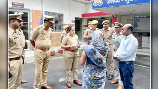 सिविल लाइंस थाने में शिकायकर्ता से वार्ता करती शाहजहांपुर की एसपी देहात भवारे दीक्षा अरुण। सौ. पुलिस