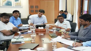 धनबाद रेल मंडल के अधिकारियों के साथ अमृत भारत स्टेशन निर्माण की समीक्षा करते ECR GM Dimpy Garg ( फोटो: सौजन्य)।