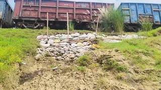 कौशांबी के सिराथू में डीएफसी लाइन के किनारे मिट्टी की कटान रोकने के लिए रखवाईं गईं रेत की बोरियां- जागरण
