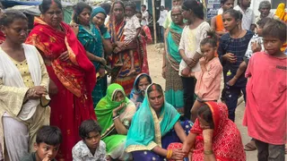 बोरा व्यवसायी के शव के पास बिलखते स्वजन। जागरण