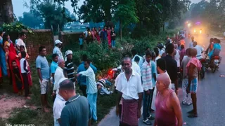 Giridih-Koderma Road पर दुर्घटना के बाद जुटे लोग। (फोटो जागरण)