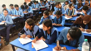 रमना स्थित हरिहर नारायण स्कूल में अर्द्ध वार्षिक परीक्षा देते विद्यार्थी। जागरण