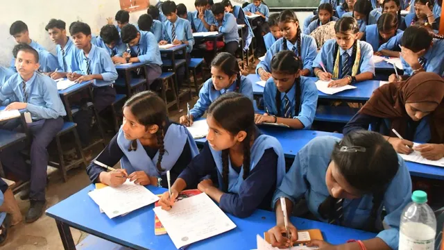 मुजफ्फरपुर में ब्लैकबोर्ड से देखकर कई प्रश्नों के उत्तर नहीं लिख सके विद्यार्थी