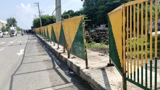 दिल्ली-मुंबई एक्सप्रेसवे की सर्विस रोड पर सुरक्षा ग्रिल काटकर ग्रीन बेल्ट पर अवैध कब्जे किए जा रहे हैं।